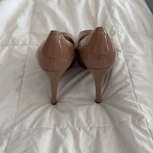 Marc fisher taupe, high heel peep toes, size 8 - Picture 3 of 5
